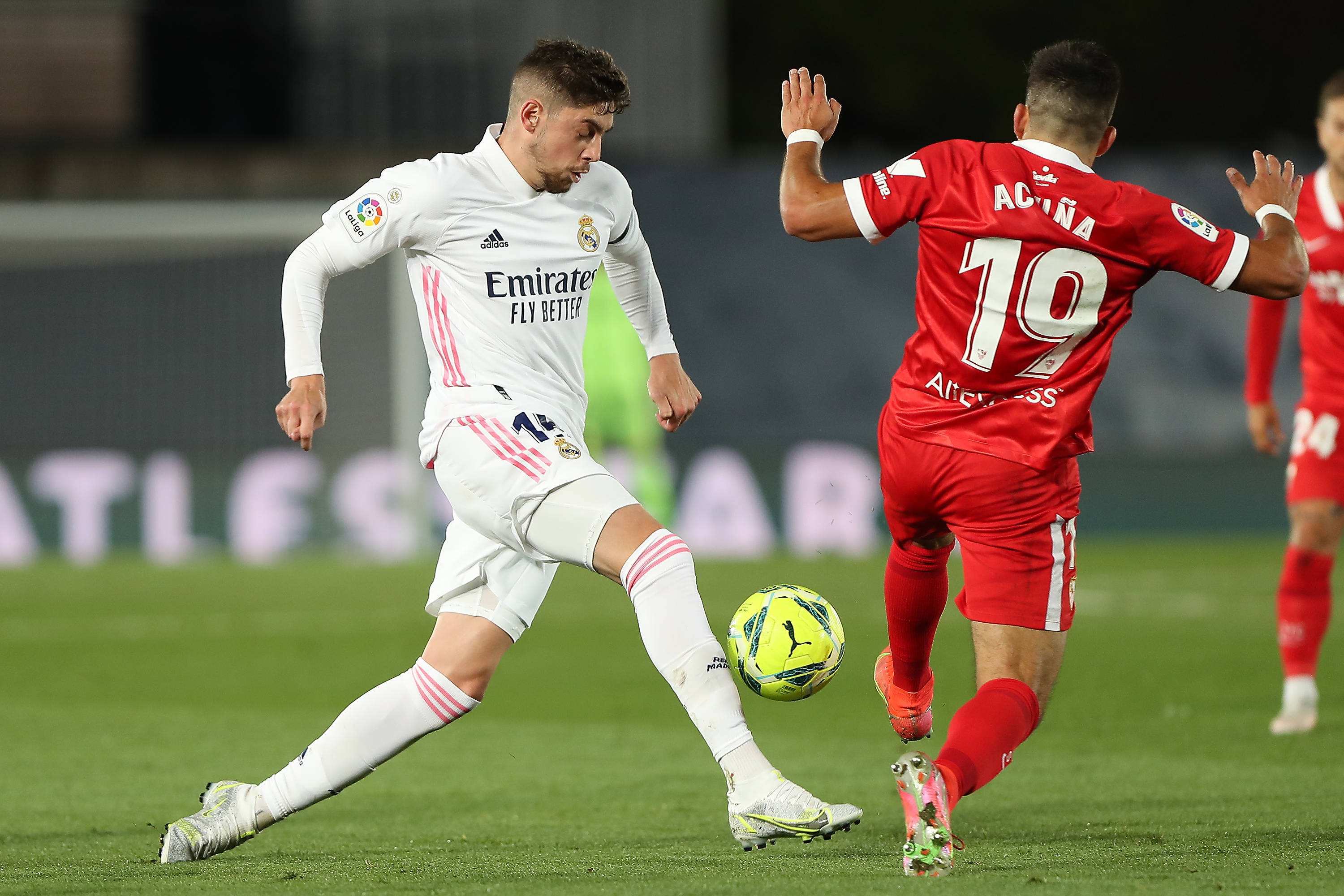 塞维利亚主场大胜，继续保持领先(塞维利亚主场大胜,继续保持领先状态)